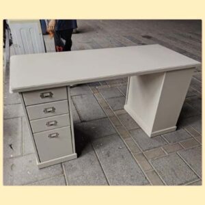 Used computer desk with drawers in Abu Dhabi